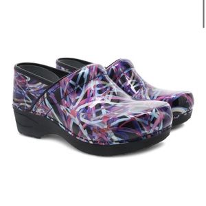 Dansko women’s XP 2.0 nursing clog.  Size 40 in ribbon patent leather.